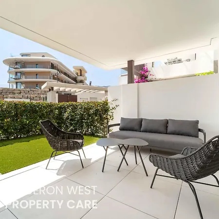 Private Garden - Pool Access And Terrace Near Carvajal Beach, 푸엔히롤라