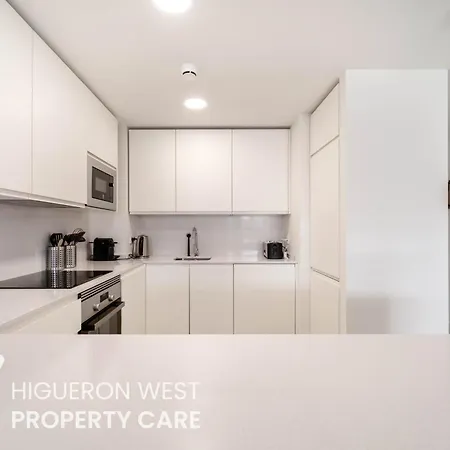 Private Garden - Pool Access And Terrace Near Carvajal Beach, 푸엔히롤라